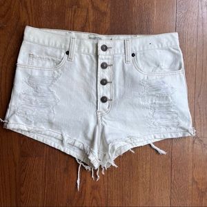 ‼️𝗠𝗢𝗩𝗜𝗡𝗚-𝗠𝗨𝗦𝗧 𝗦𝗘𝗟𝗟 A&F high rise white jean shorts size 6
